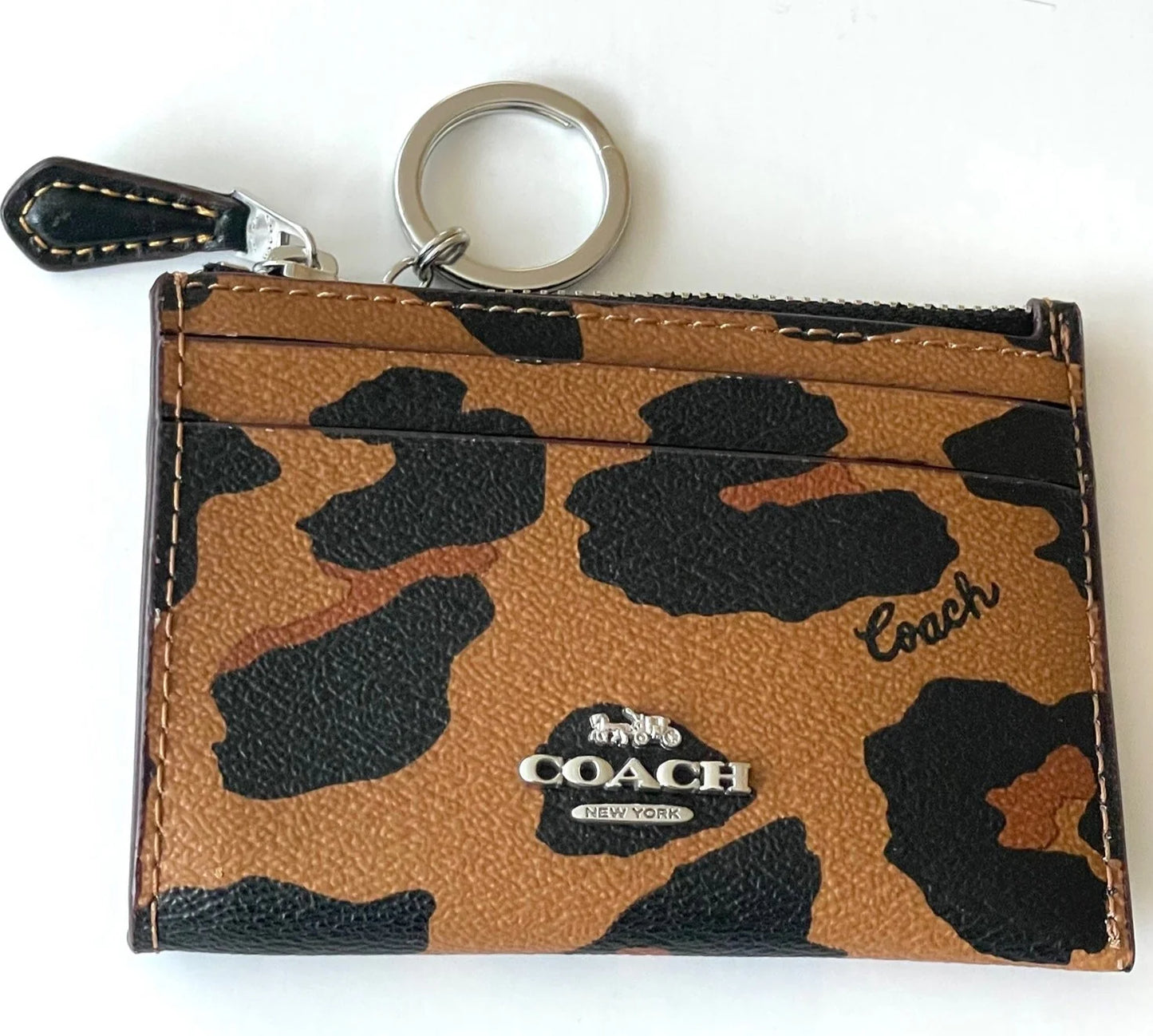 Coach tarjetero con cierre animal print
