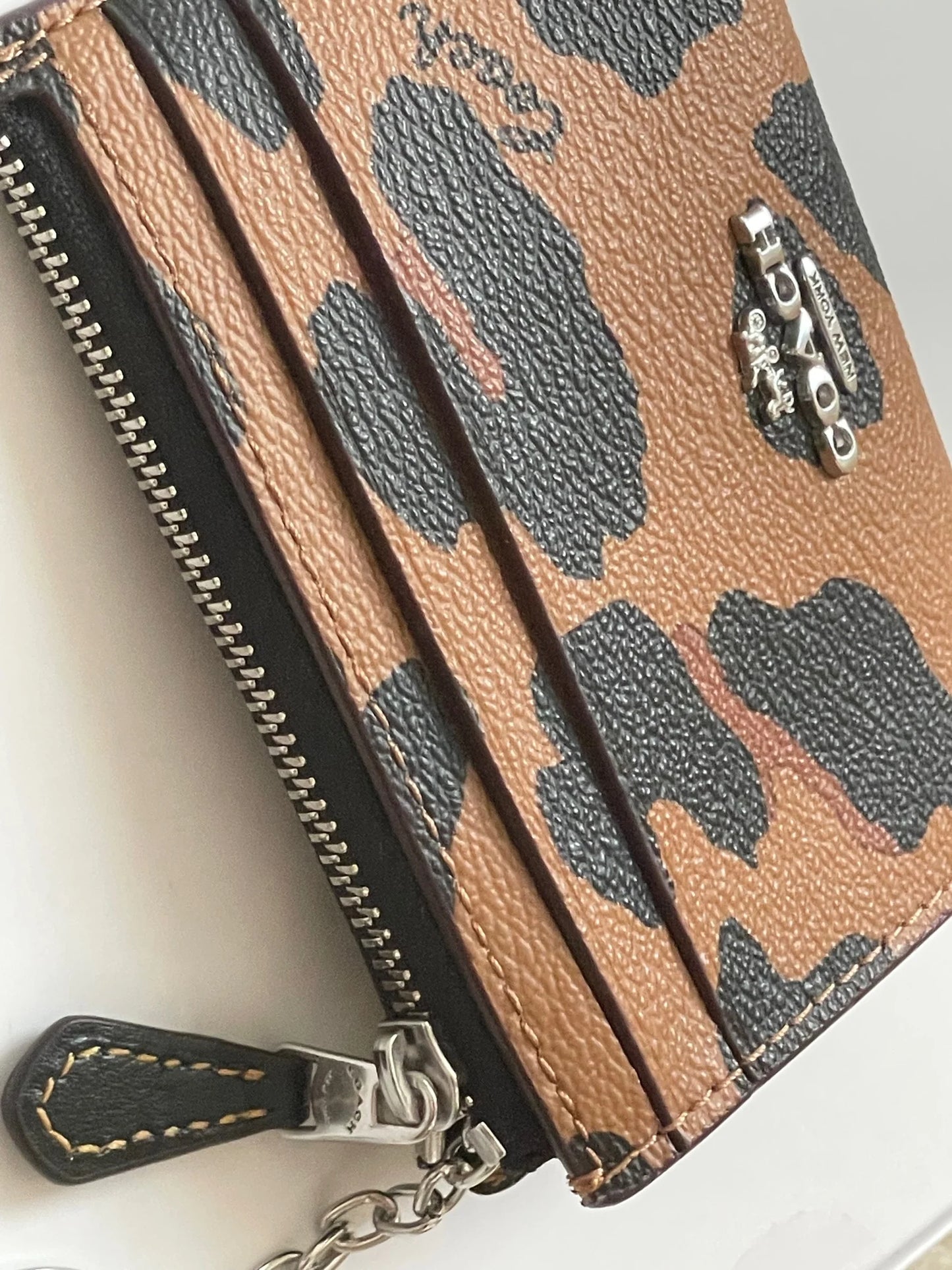 Coach tarjetero con cierre animal print