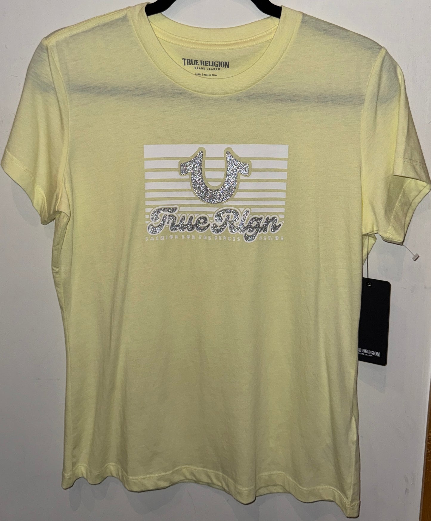 True Religion Playera Amarilla con letras plata