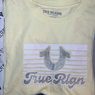 True Religion Playera Amarilla con letras plata