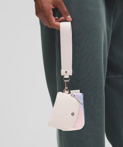 Lululemon Dual Pouch Wristlet muñequera tornasol
